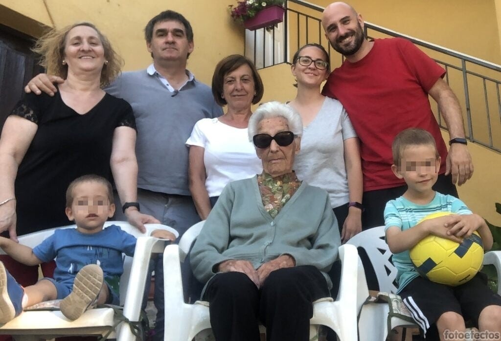 Elena rodeada de su familia