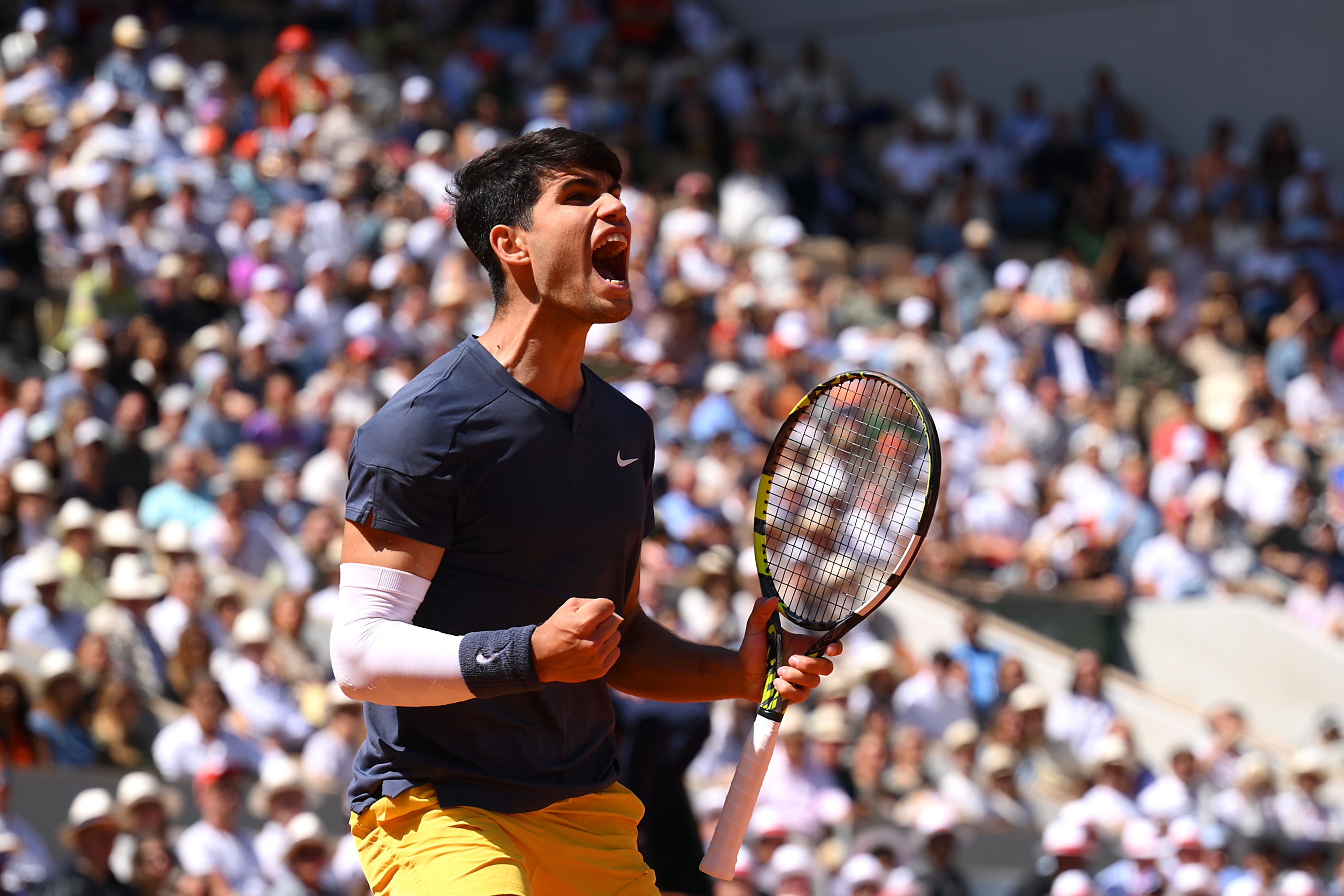 Carlos Alcaraz celebra un punto en la semifinal de Roland Garros ante Jannik Sinner