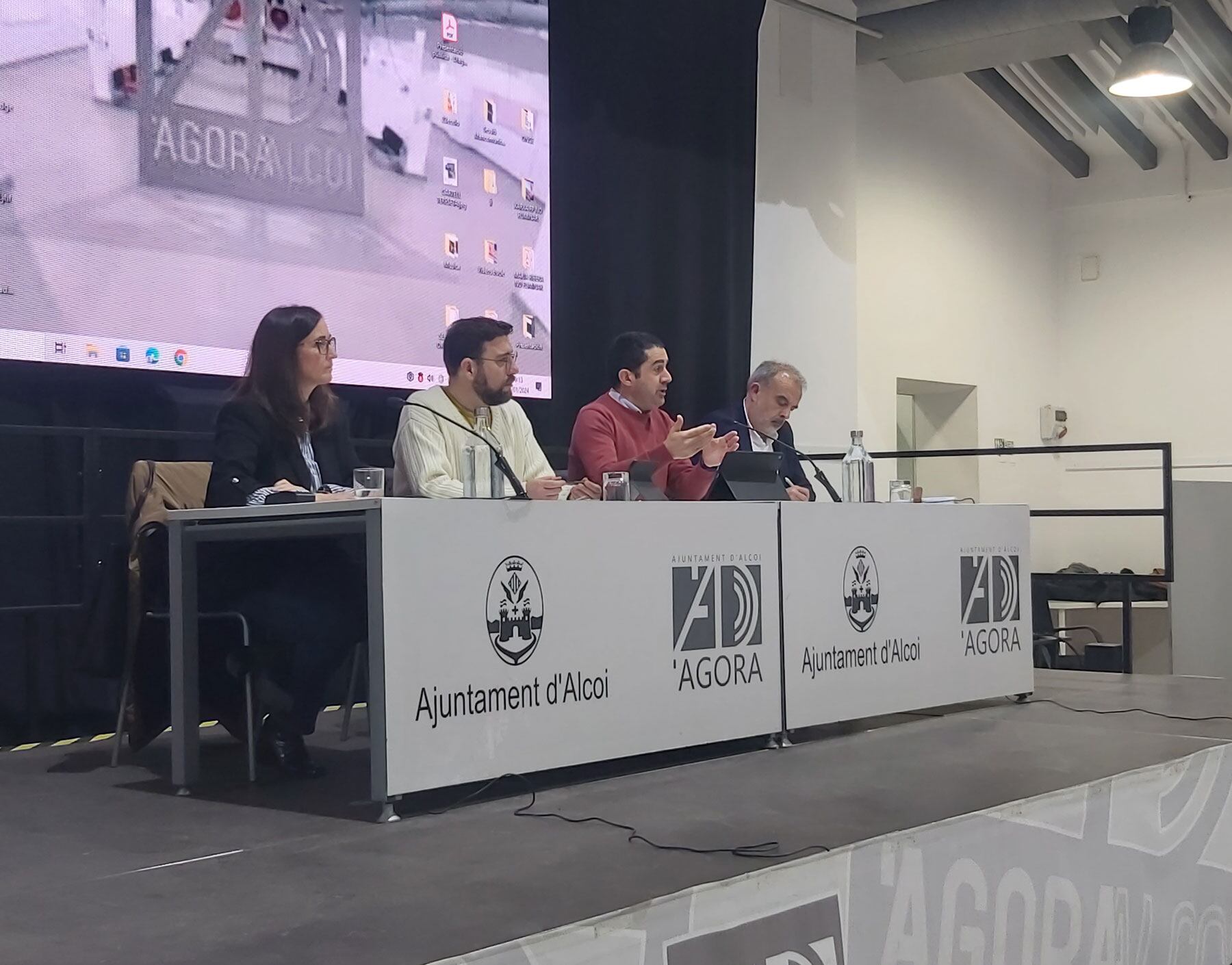 Los concejales Aroa Mira y Jordi Martínez y el vicealcalde Àlex Cerradelo, han acompañado en la mesa presidencial del acto al alcalde Toni Francés