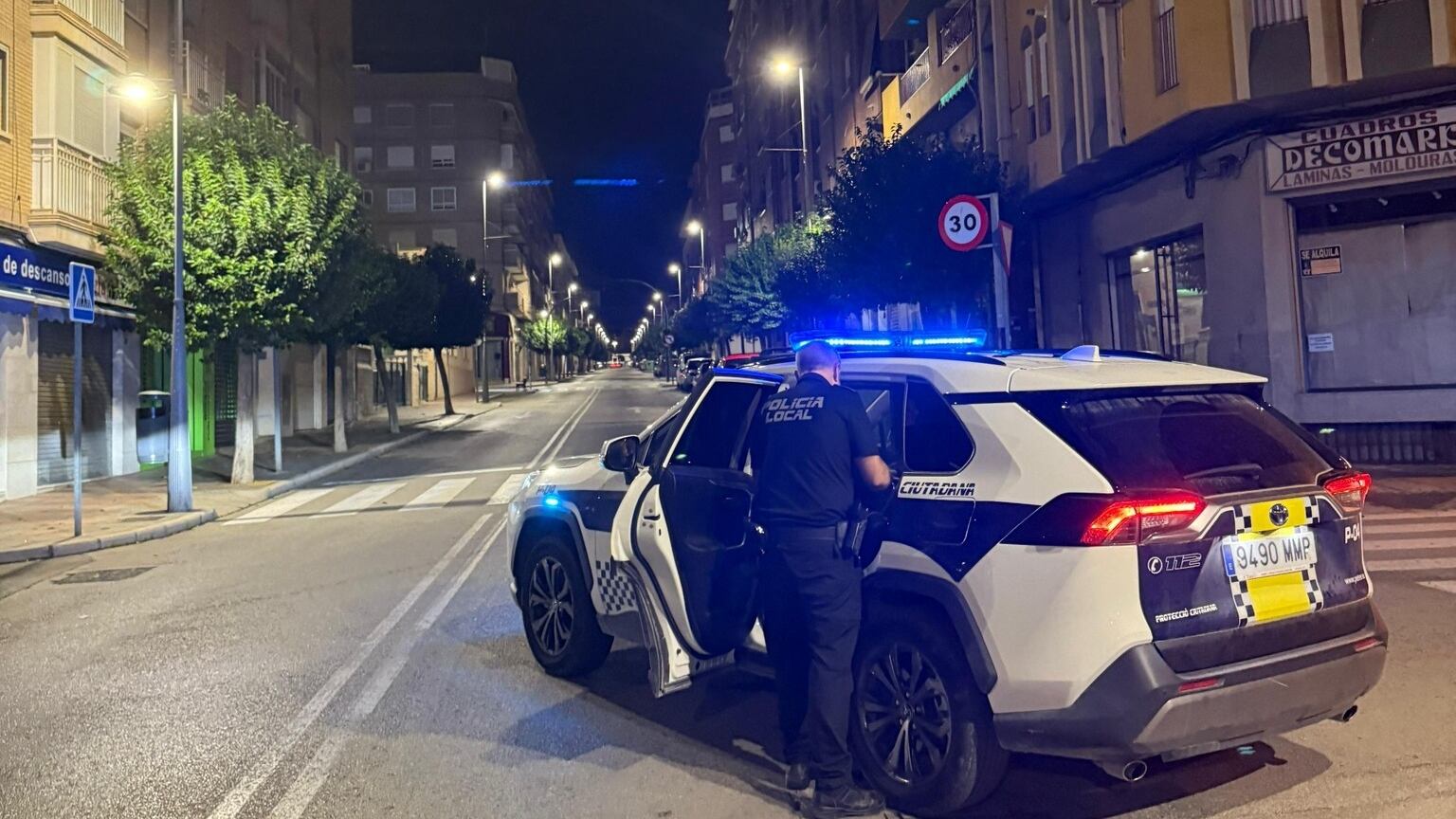 Imagen de archivo de la Policía Local de Petrer durante un servicio de vigilancia en la vía pública.