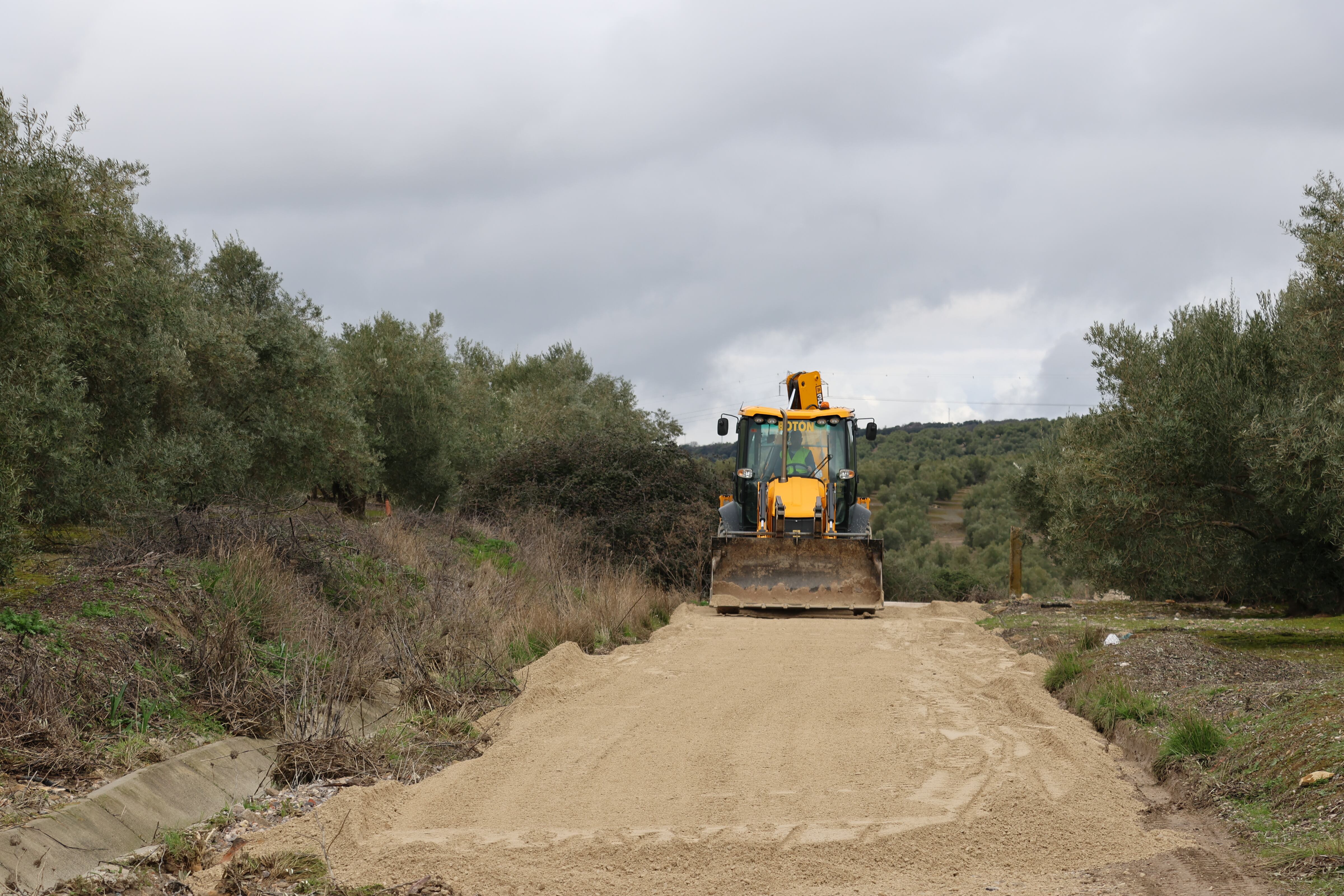 Maquinaria trabajando en uno de lo caminos rurales afectados en Úbeda.