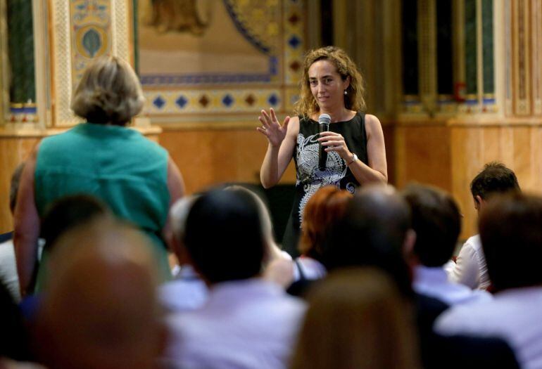 GRA134. VALENCIA, 18/07/2015.- La portavoz de Ciudadanos en Les Corts, Carolina Punset, se ha reunido hoy con los más de 200 concejales del partido de la Comunitat Valenciana y el grupo parlamentario para coordinar la acción política. EFE/Juan Carlos Cárdenas