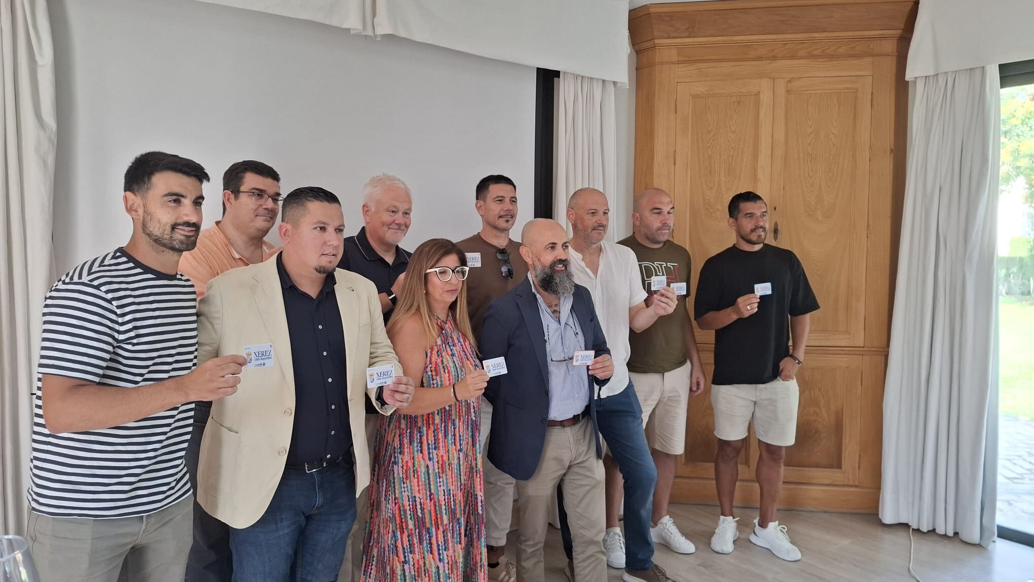 La Junta Directiva del Xerez CD posa con los carnets de la temporada 25/26