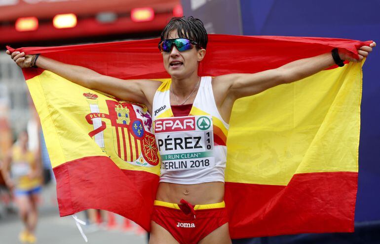 La granadina María Pérez después de cruzar la meta y ganar en los 20 kilómetros marcha