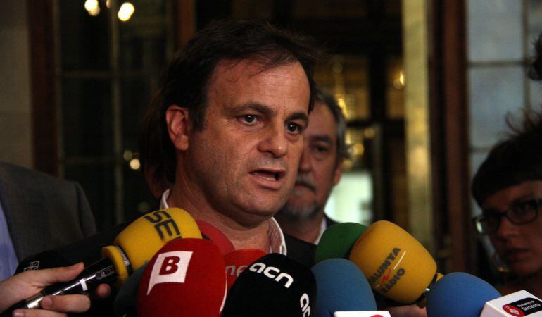 El tinent d&#039;alcalde de Drets de Ciutadania de l&#039;Ajuntament de Barcelona, Jaume Asens, atenent els mitjans de comunicació, el 7 de juliol del 2016.