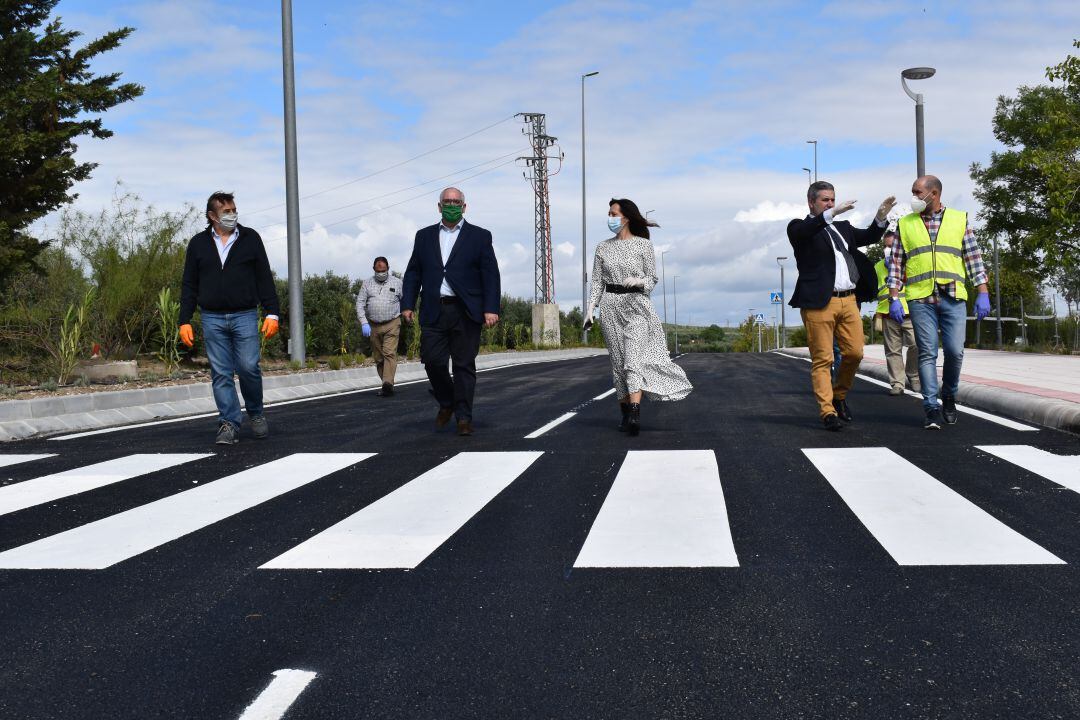 La delegada de la Junta de Andalucía en Jaén, Maribel Lozano, el delegado de Fomento, Jesús Estrella y el delegado de Educación, Antonio Sutil, visitan el nuevo vial.