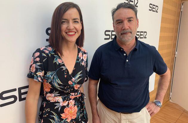 Anna Gil Wittke acompañada de uno de sus alumnos, Juan Salinas, en los estudios de Radio Murcia