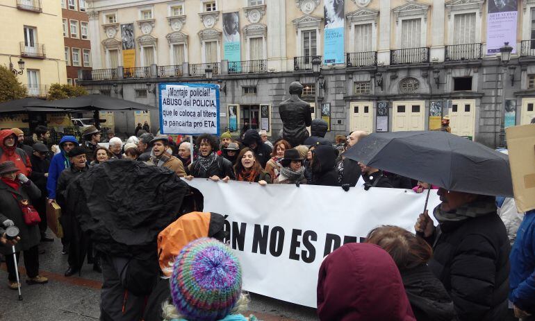 Miembros de la Unión de Actores y Actrices portan una pancarta con el lema &#039;La ficción no es delito&#039;