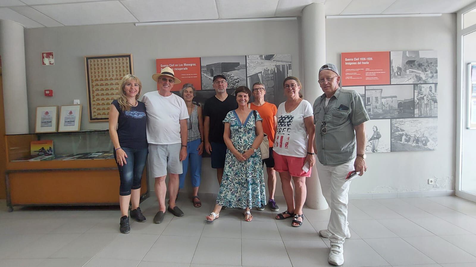 Grupo de periodistas alemanes en el Centro de la Guerra Civil en Robres