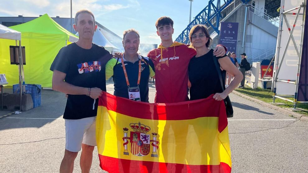 Pol Oriach con su entrenador Phondy y sus padres al final de la prueba en Finlandia