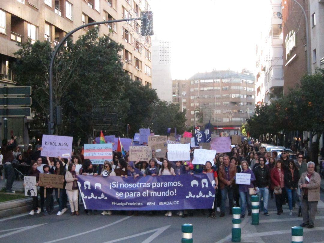 8M.- Miles de personas secundan en Badajoz la manifestación del Día de la Mujer