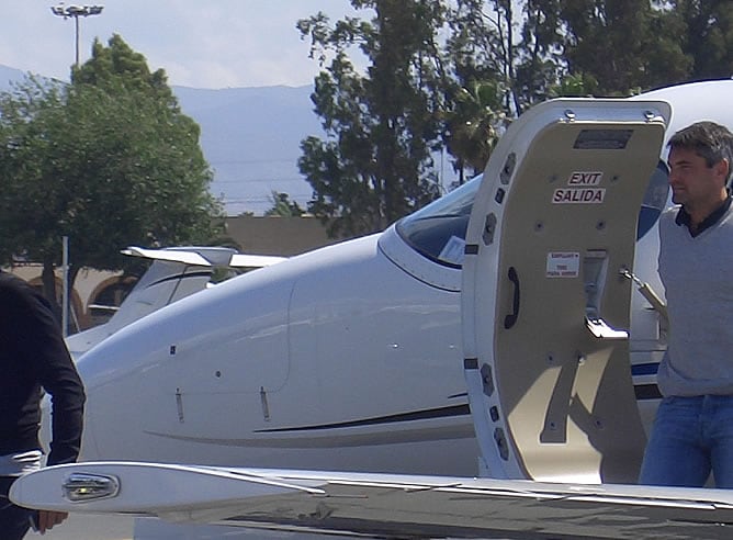 Toulalan baja del avión que le ha llevado a Málaga