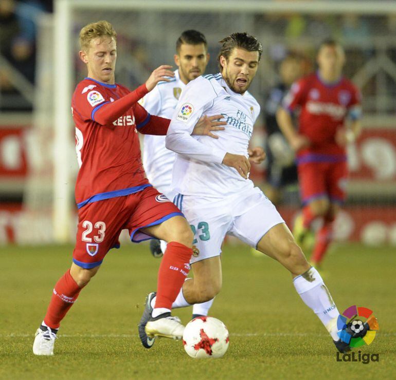 Dani Nieto pugna con el madridita Kovacic en el duelo de ida en Los Pajaritos.