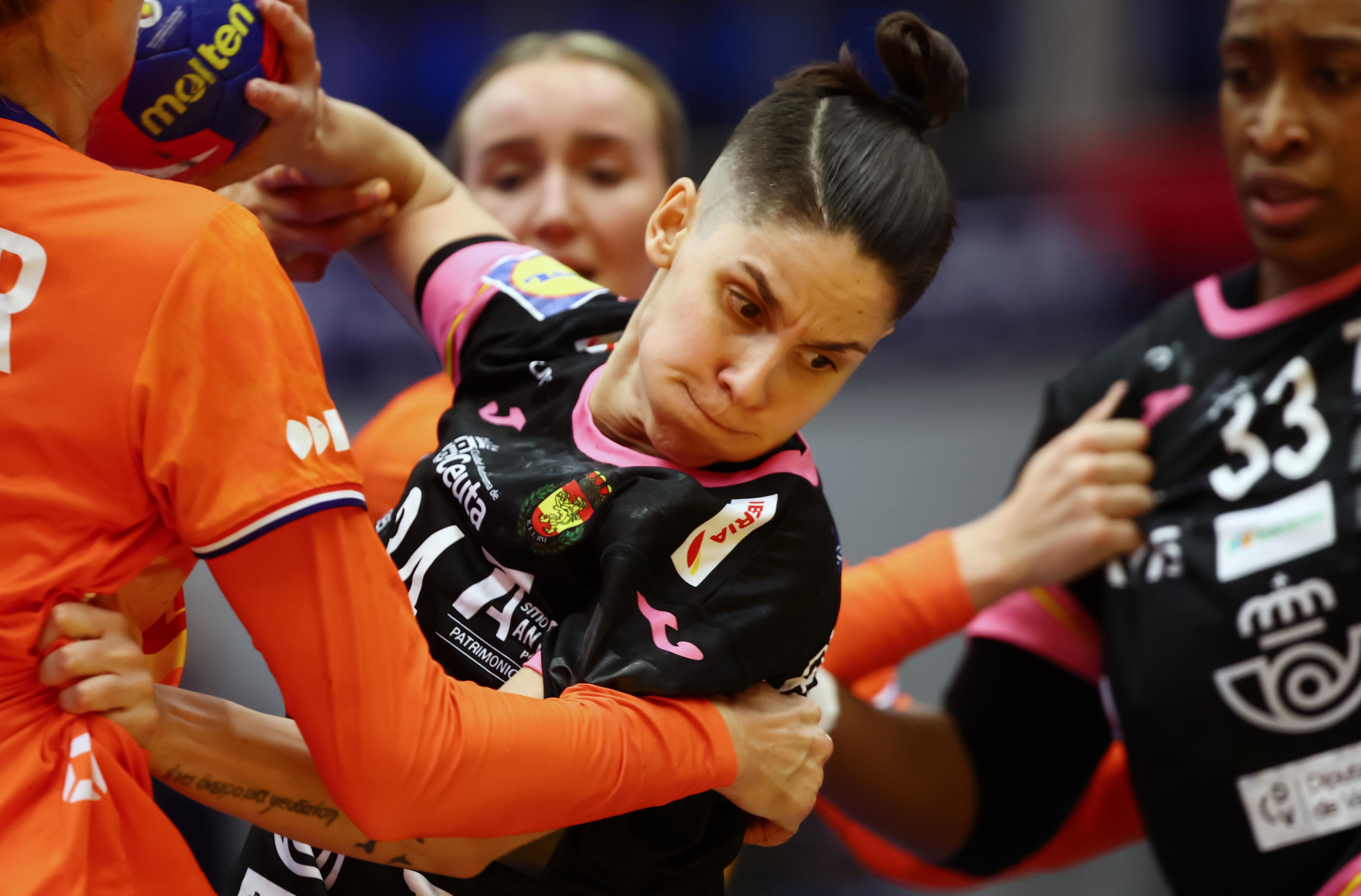 Alicia Fernandez Fraga pelea el balón entre varias jugadoras neerlandesas en el Países Bajos - España del mundial femenino de balonmano.