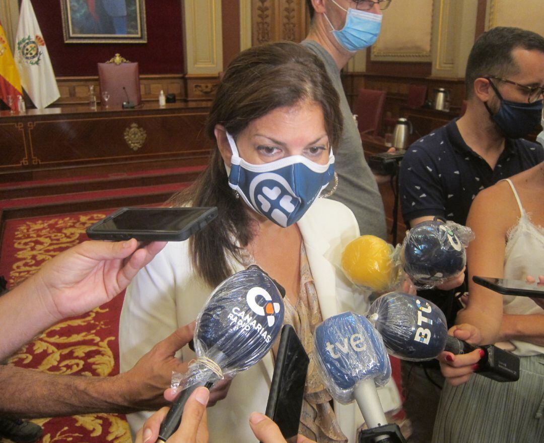 La primera teniente de alcaldesa del Ayuntamiento de Santa Cruz de Tenerife, Matilde Zambudio, atiende a los periodistas tras un Pleno del consistorio