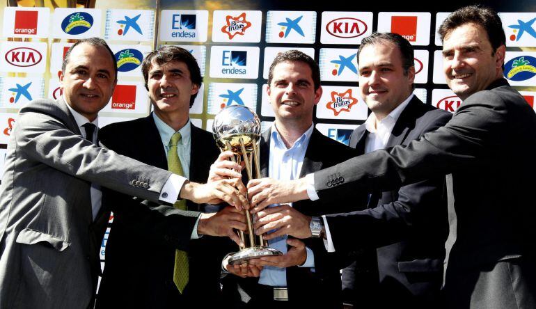GRA196. LAS PALMAS DE GRAN CANARIA, 09/02/2015.- El director de la Copa del rey de Baloncesto 2015, Gerard Freixa (2i); el consejero de Deportes del Cabildo de Gran Canaria, Lucas Bravo de Laguna (c); el concejal de Deportes de Las Palmas de Gran Canaria, Carlos Ester (2d); y el director general de Endesa en Canarias, Pablo Casado (d), durante la presentación hoy en la playa de Las Canteras, en Las Palmas de Gran Canaria, de la zona para aficiones de la competición, que este año se disputa en la isla del 19 al 22 de febrero. EFE/Elvira Urquijo A.