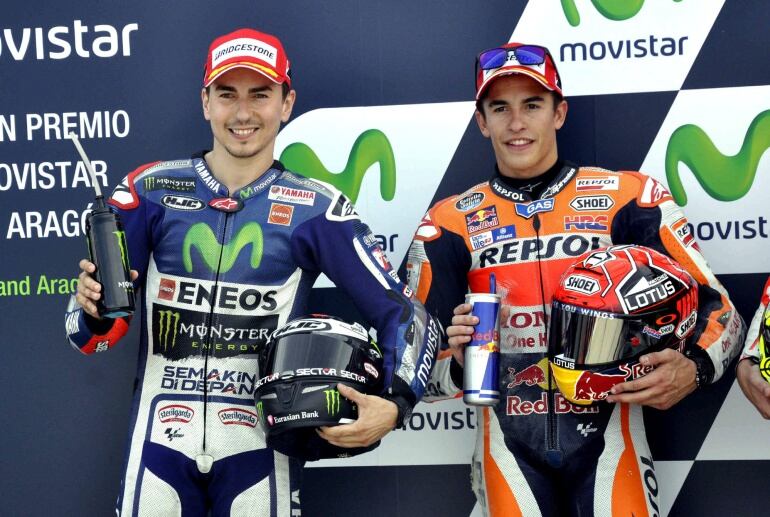 GRA248. ALCAÑIZ (TERUEL), 26/09/2015.- Los pilotos españoles Jorge Lorenzo (i) y Marc Márquez (d), posan tras la prueba clasificatoria para MotoGP celebrada hoy en el circuito turolense de Motorland Alcañiz, donde este fin de semana se celebra el Gran Premio de Aragón. EFE/Javier Cebollada