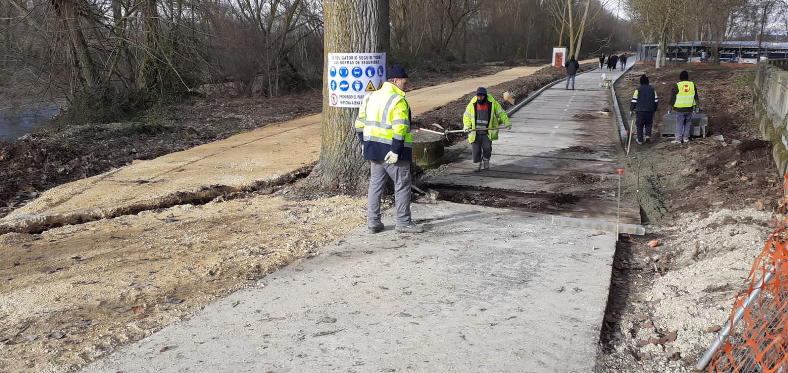 Obras del carril bici en la Barriada San Juan Bautista