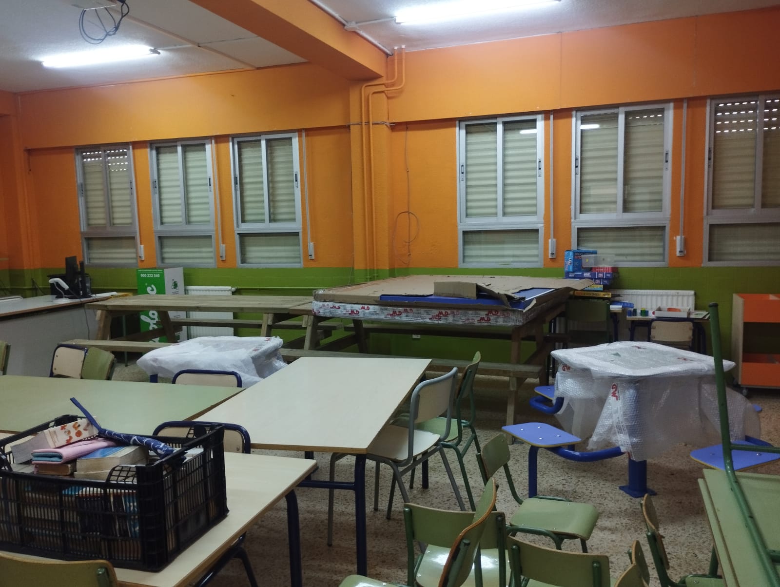 El interior de las clases del CEIP Roca i Alcaide también han sufrido las consecuencias del reventón húmedo