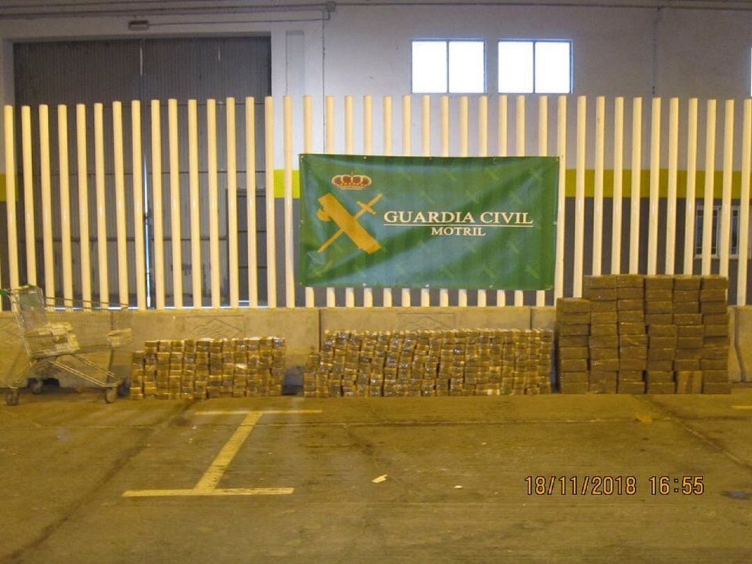 Droga rescatada por la guardia Civil del doble fondo de un camión