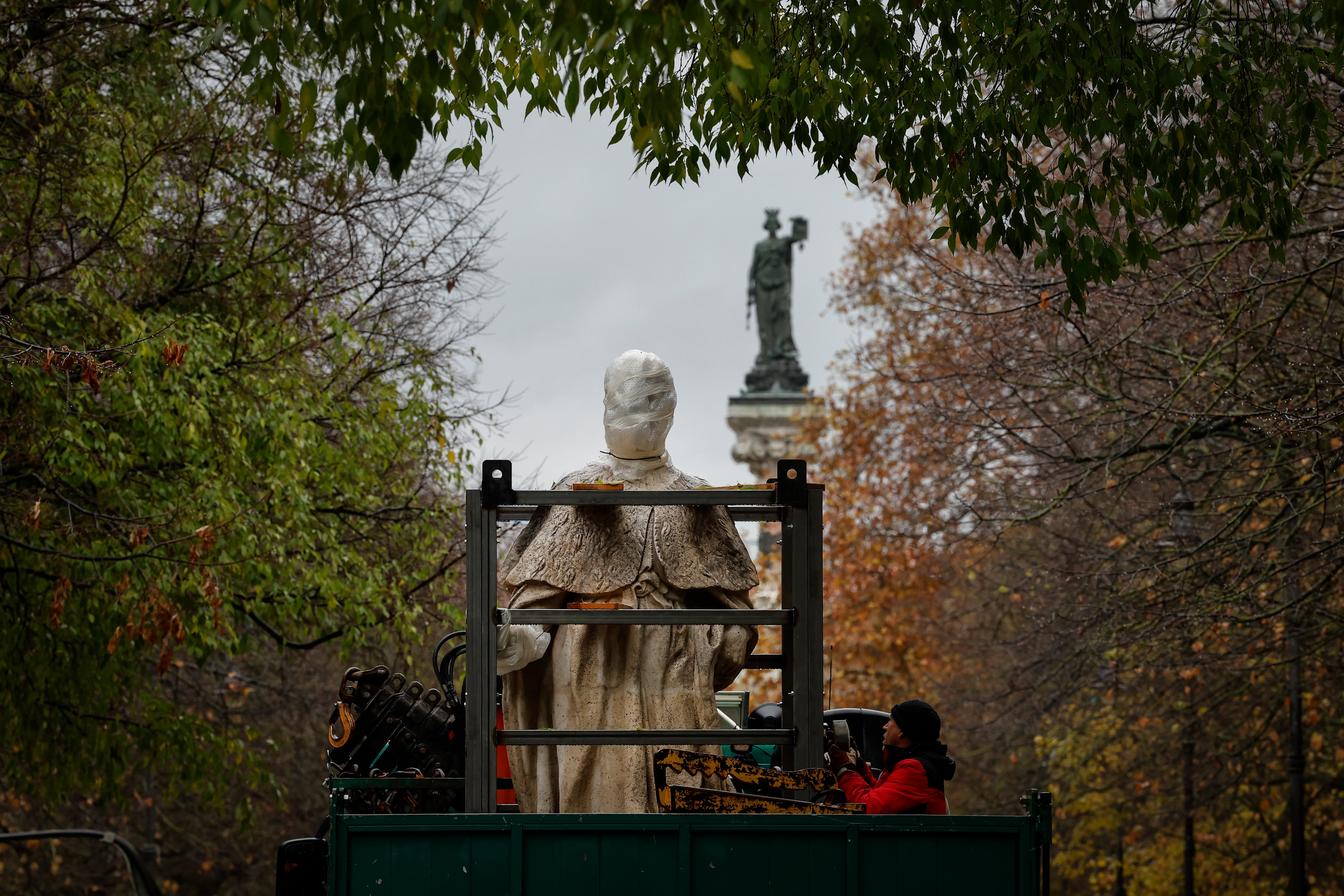 El Ayuntamiento de Pamplona ha iniciado este jueves el traslado de las primeras estatuas de los Reyes de Navarra