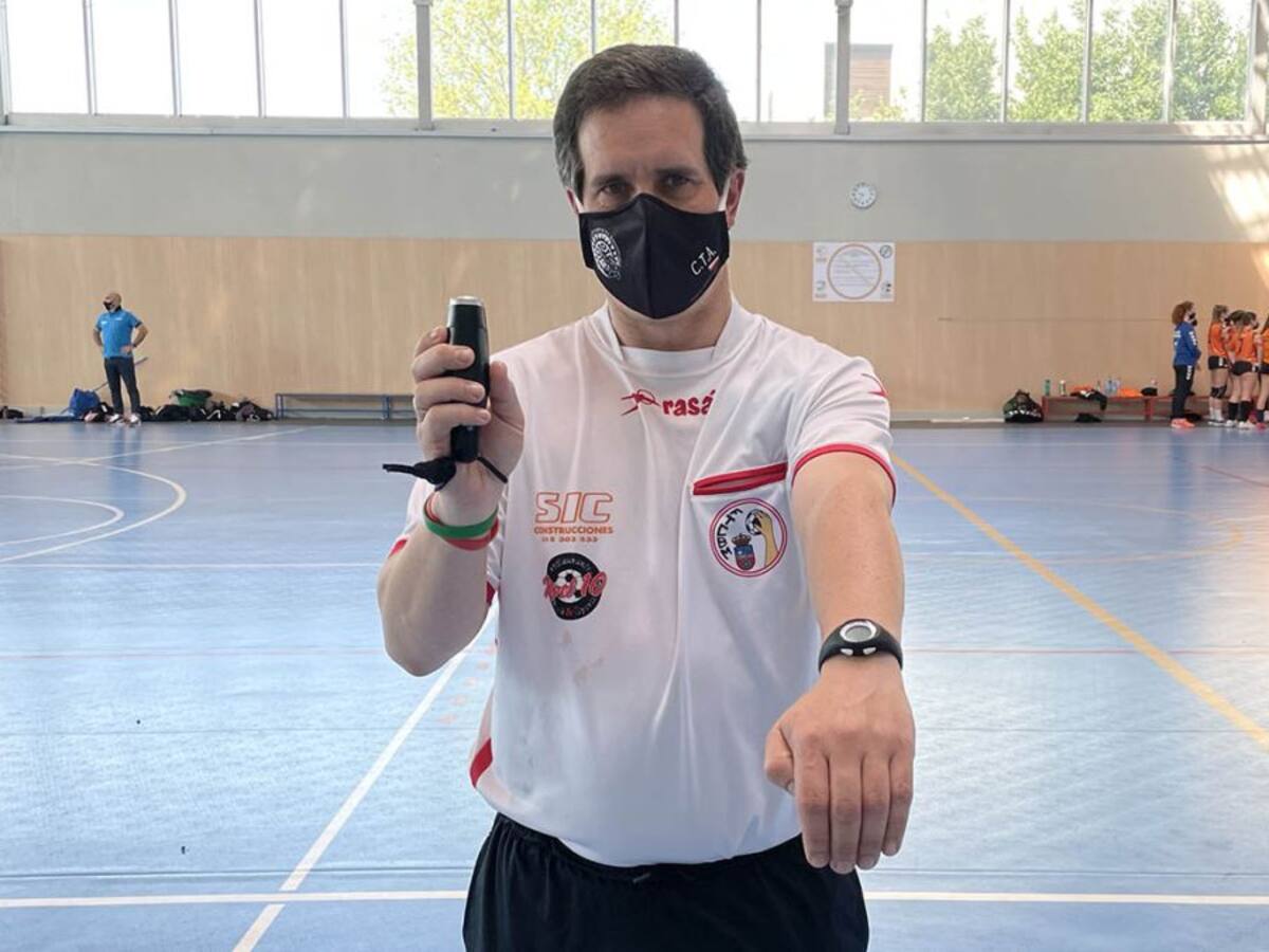 El silbato electrónico supera su primer fin de semana en el balonmano cántabro