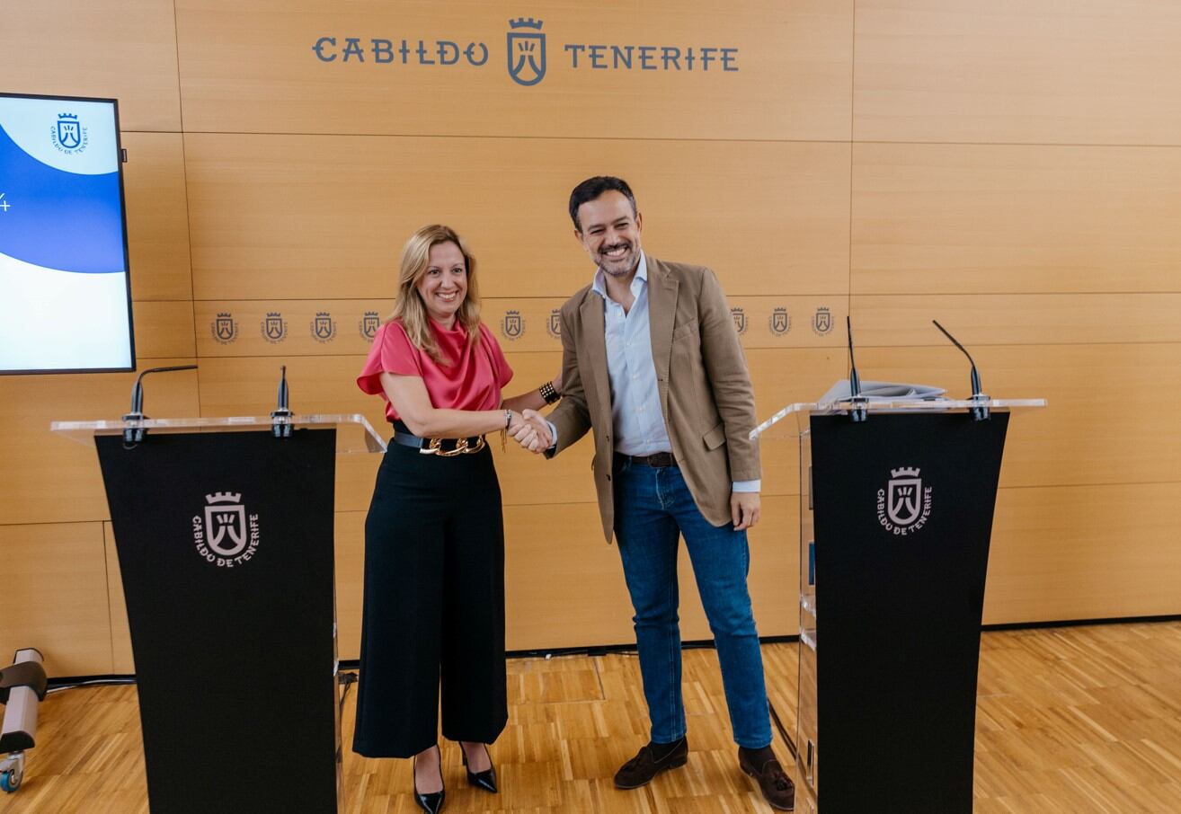 Rosa Dávila y Lope Afonso en la presentación de los presupuestos insulares