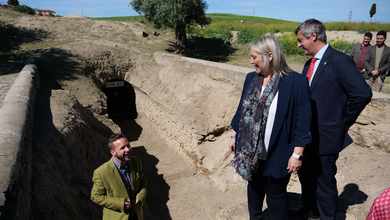 La alcaldesa de Las Gabias (Granada), Merinda Sádaba, visita el criptopórtico de la villa romana del municipio junto a investigadores de la Universidad de Málaga