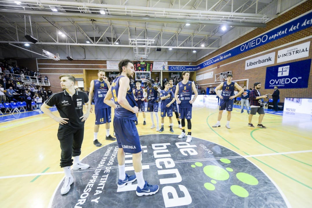 Los jugadores del Oviedo, con Víctor Pérez a la cabeza, tras la eliminación del equipo en los Play-offs.