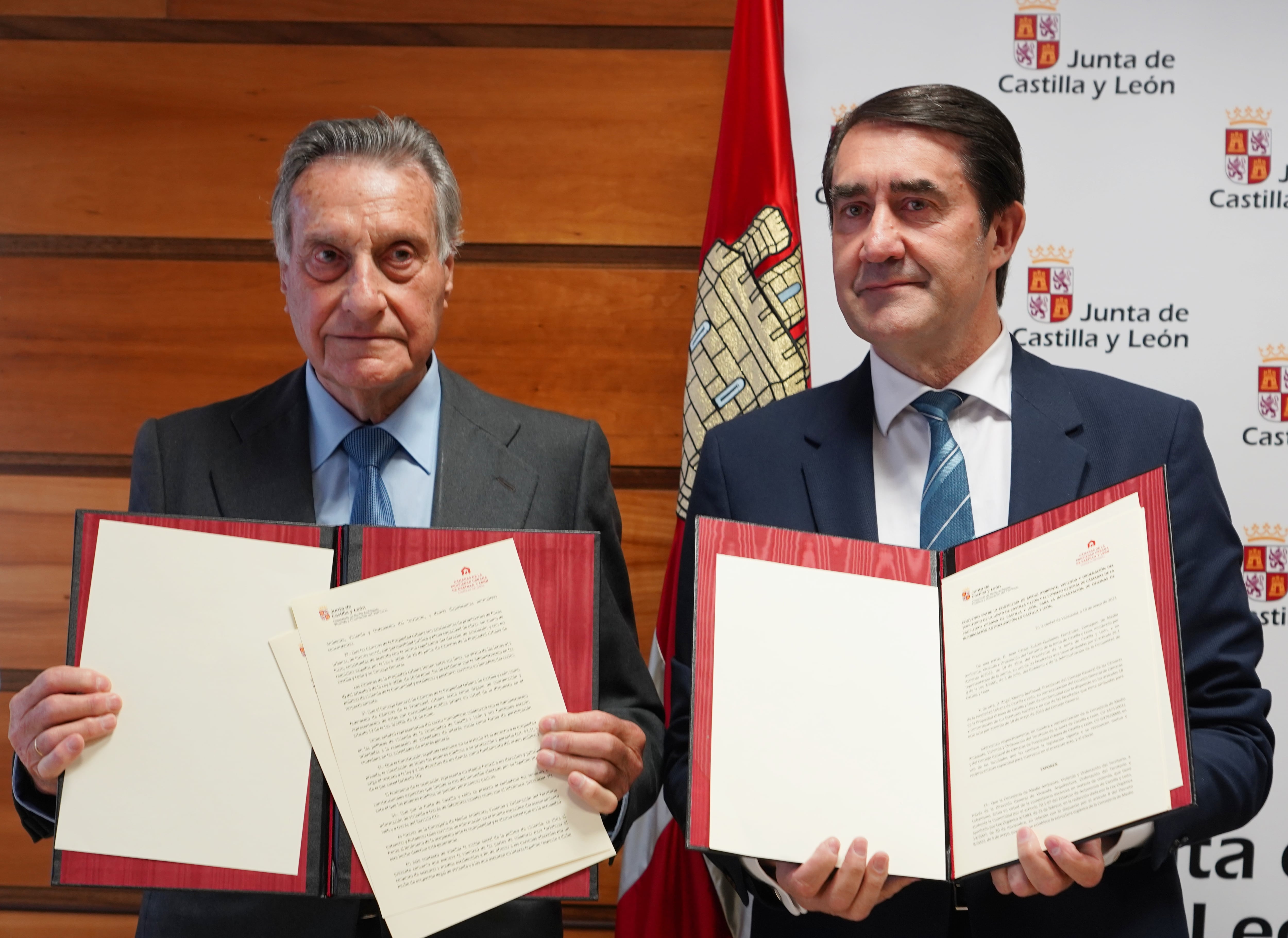 El consejero de Medio Ambiente, Vivienda y Ordenación del Territorio, Juan Carlos Suárez-Quiñones, firma con el presidente del Consejo General de las Cámaras de la Propiedad Urbana de Castilla y León, Ángel Merino, un convenio para la implantación de oficinas de información antiocupación en Castilla y León