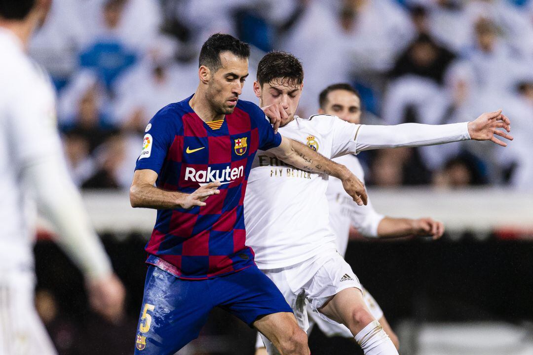 Busquets y Valverde en el Clásico.