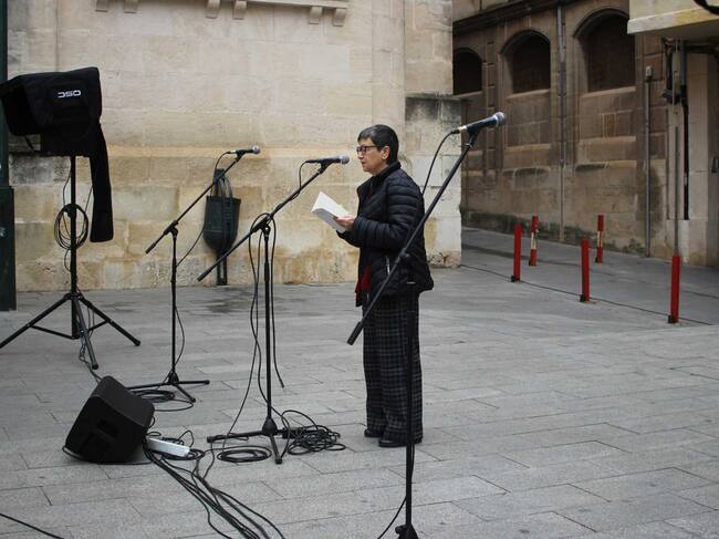 Ester Vizcarra, una de les persones que es va sumar a l'acte recitant un poema de Joan Valls