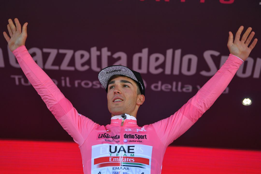 Valerio Conti al enfundarse la maglia rosa en la sexta etapa