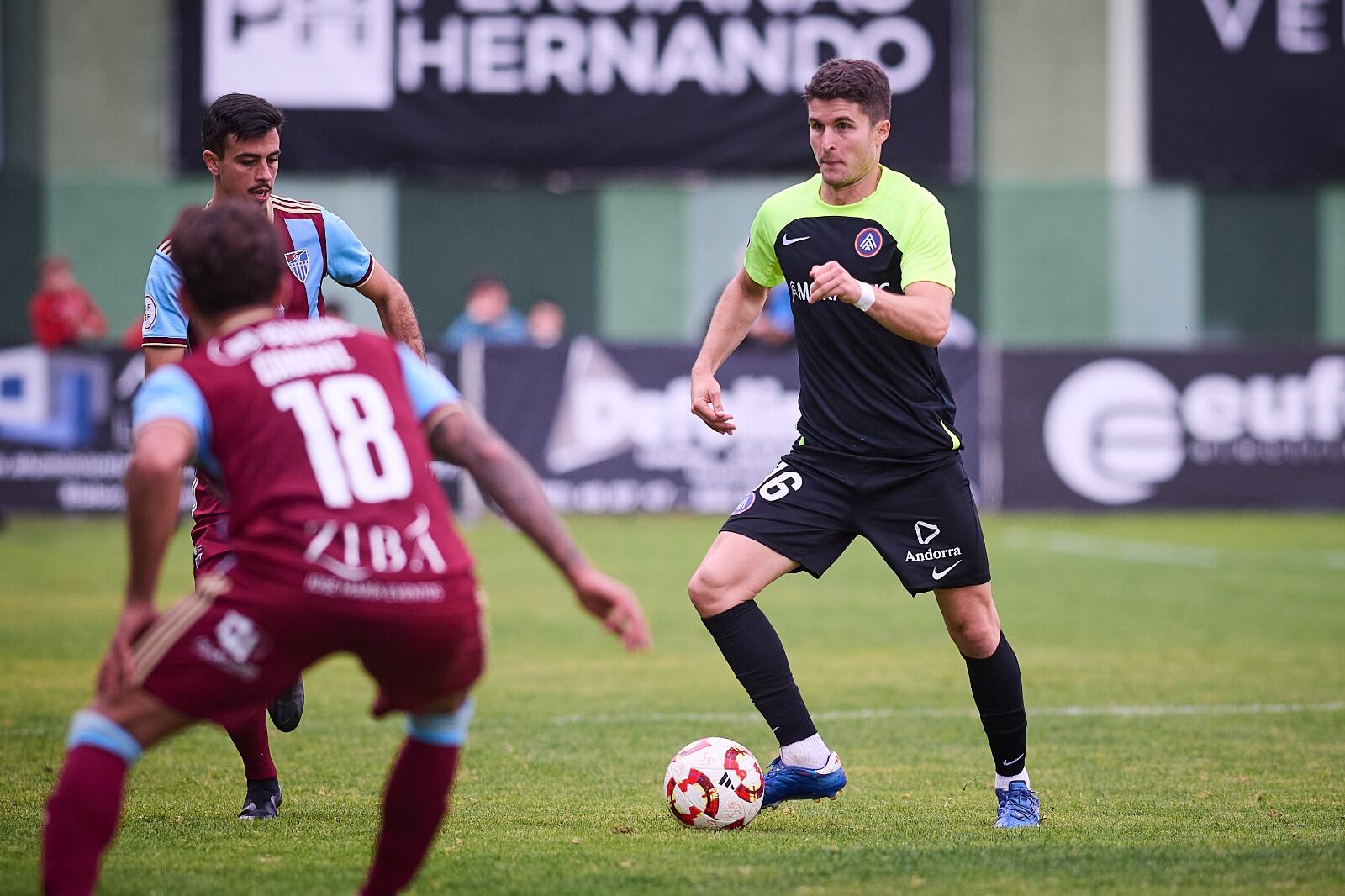 El migcampista de l&#039;FC Andorra, Álvaro Peña, avança una pilota durant el partit davant la Segoviana que va acabar en derrota per 3 a 2.