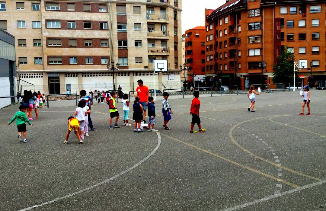 Niños jugando en las instalaciones deportivas de su colegio