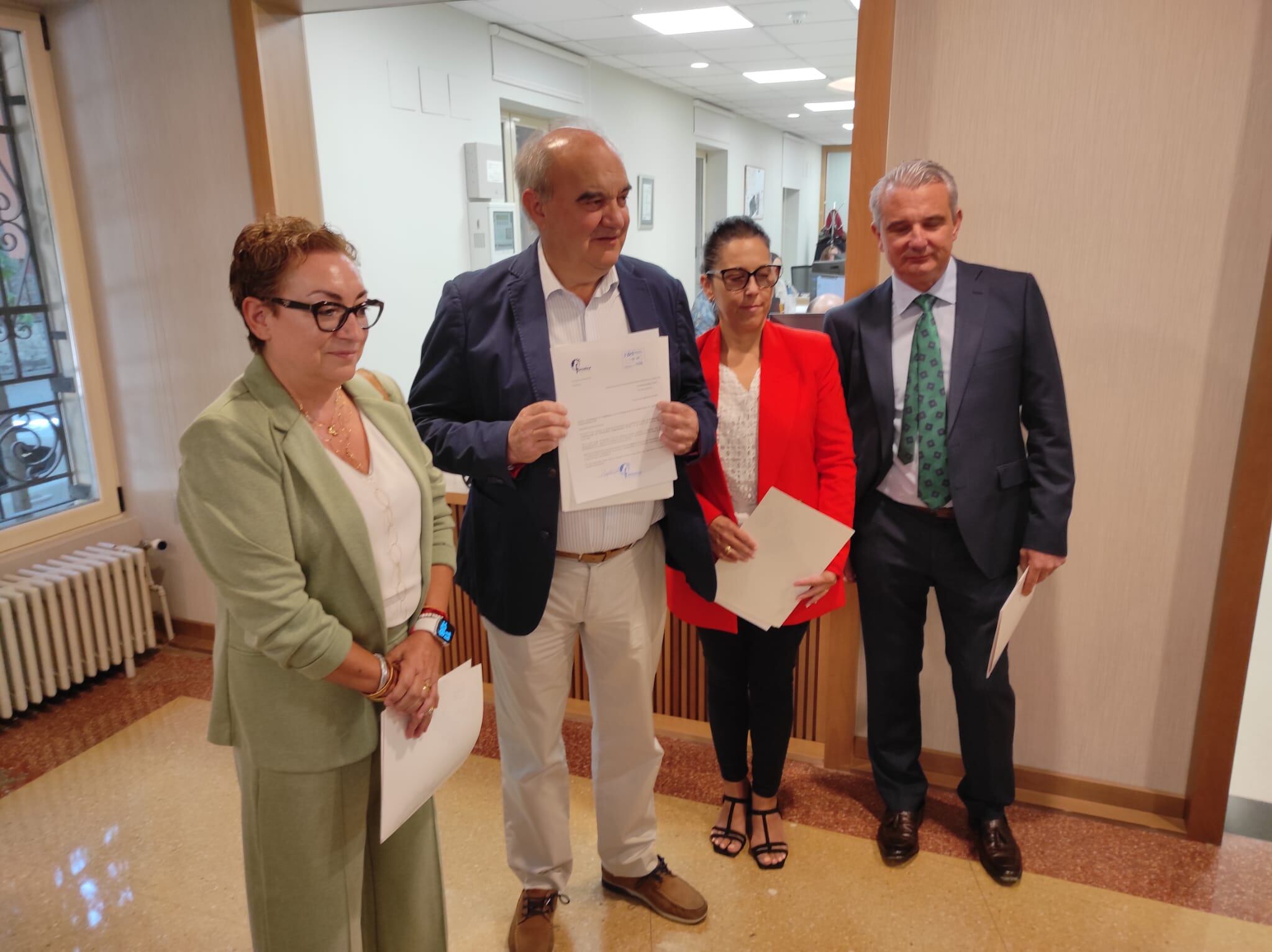 Andrés Hernando -segundo por la izquierda- presentando su candidatura a la presidencia de FAE Burgos. / Foto: Radio Castilla
