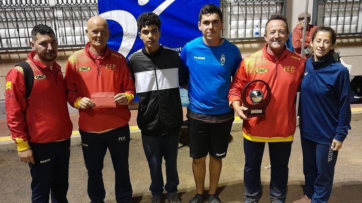 Los representantes del Vergel Petanca Club con los segundos clasificados, la Selección Valenciana