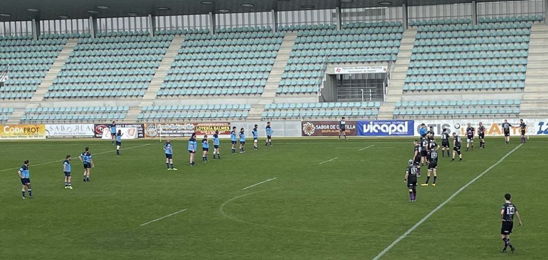 Los 15 de Rugby Aranda y Palencia RC sobre el césped de la Nueva Balastera en el encuentro del pasado sábado.