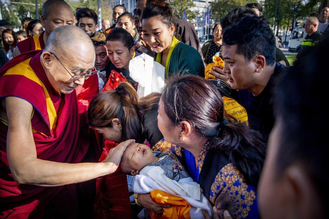 El líder espiritual tibetano dalái lama saluda a sus seguidores a su llegada al hotel Bilderberg Park, en Rotterdam, Holanda