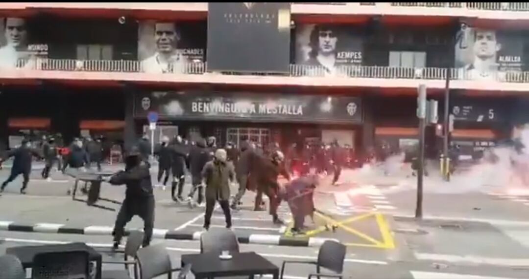 Las aficiones de Valencia y Barcelona forman una batalla campal en la previa del partido