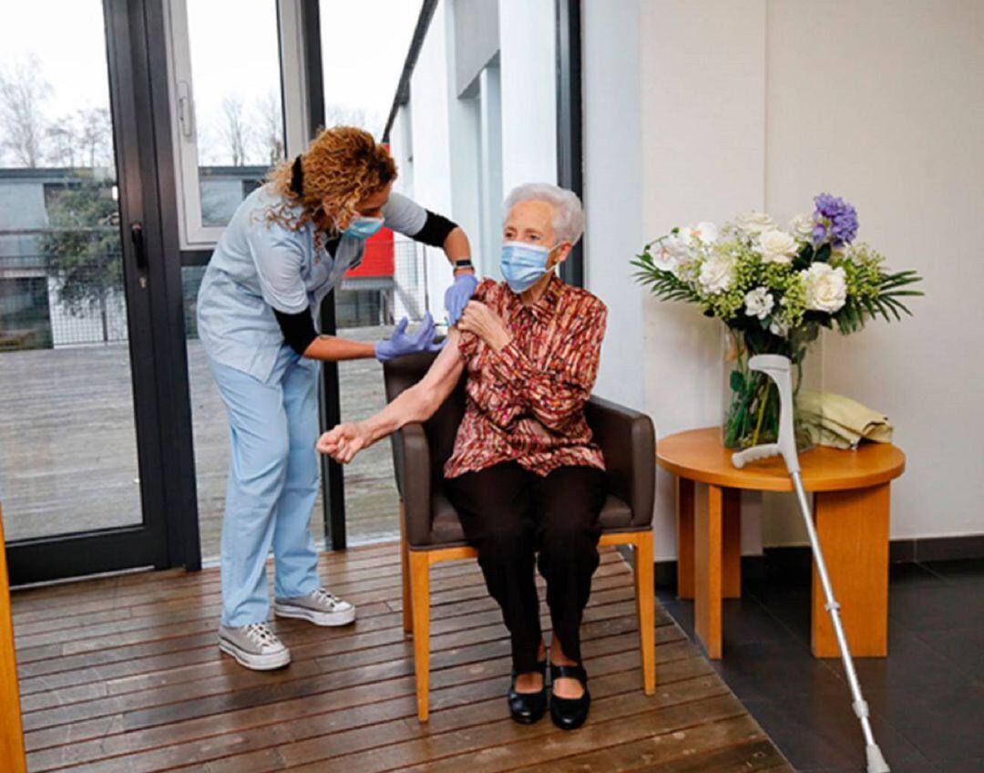 Una mujer se somete a una vacuna.