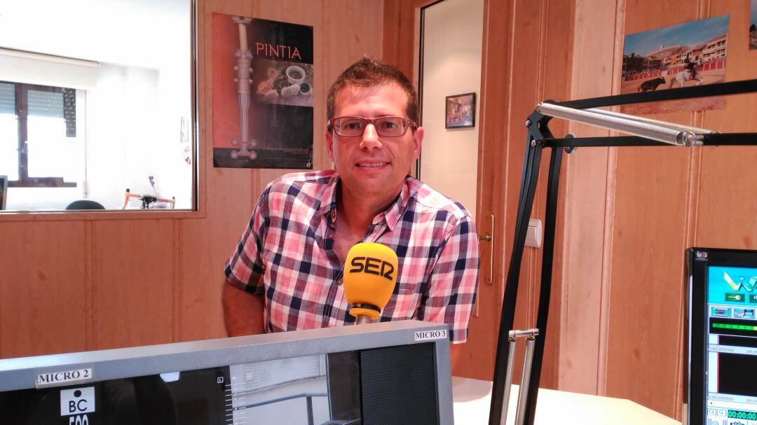 El concejal de Ciudadanos, Javier Puerto, en el estudio de Radio Peñafiel