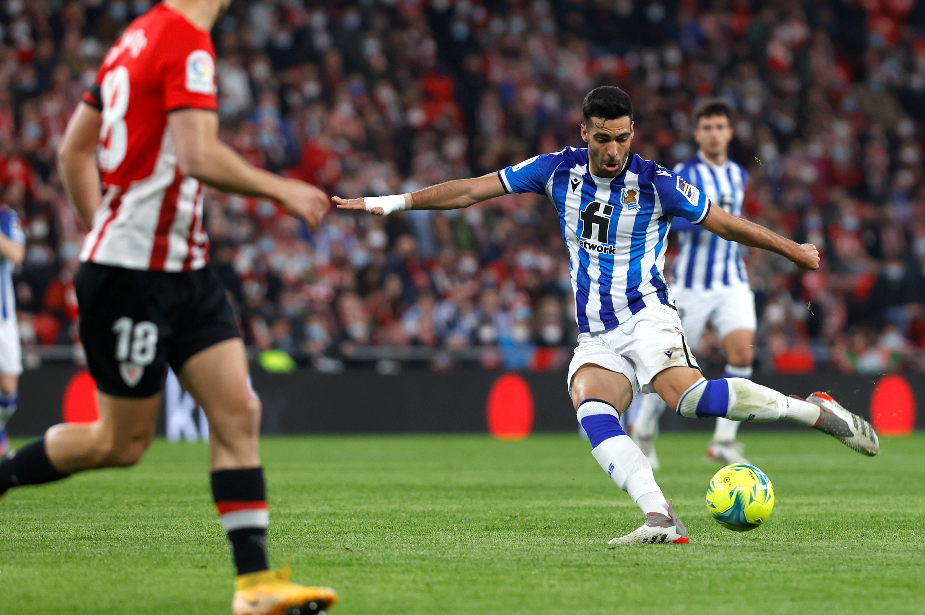 Mikel Merino, se dispone a golpear el balón durante un derbi disputado en San Mamés