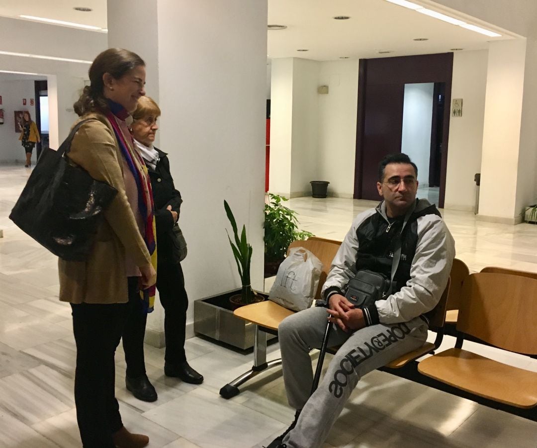 La ex-administradora de Ron Montero, Andrea Martín junto a uno de los afectados en el Palacio de Justicia de Motril