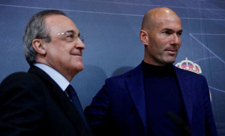 Zidane y Florentino Pérez durante la rueda de prensa.