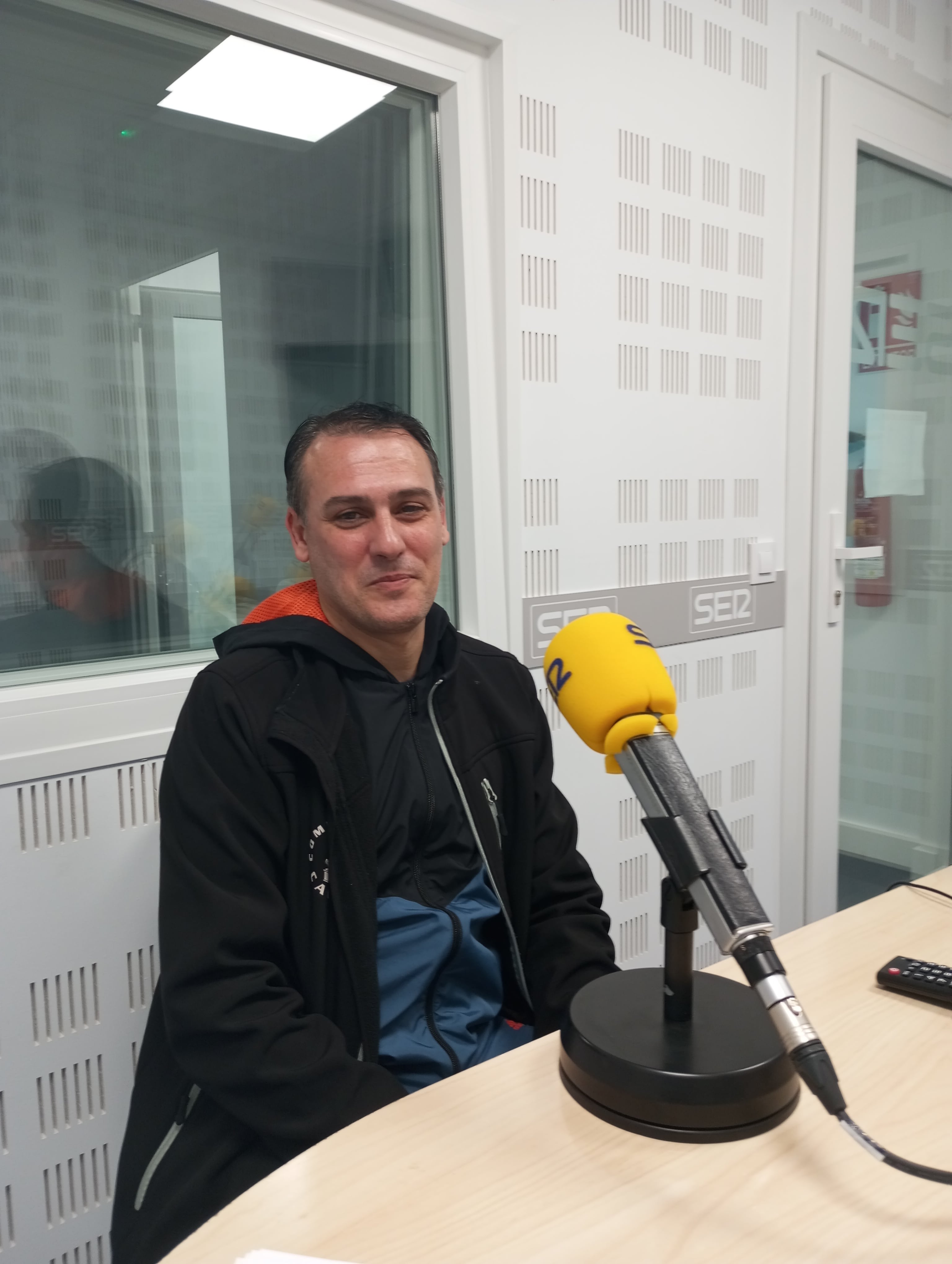 Juan Rodríguez, de la comparsa Caribe, en los estudios de Radio Extremadura