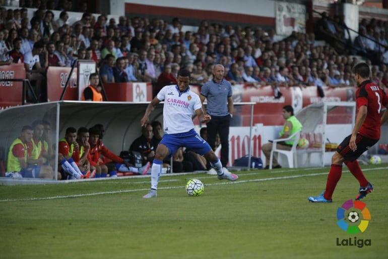 Freddy Hiniestroza recorre la banda del estadio de Anduva en el primer encuentro de la temporada 2015-2016, frente al Mirandés.  
 