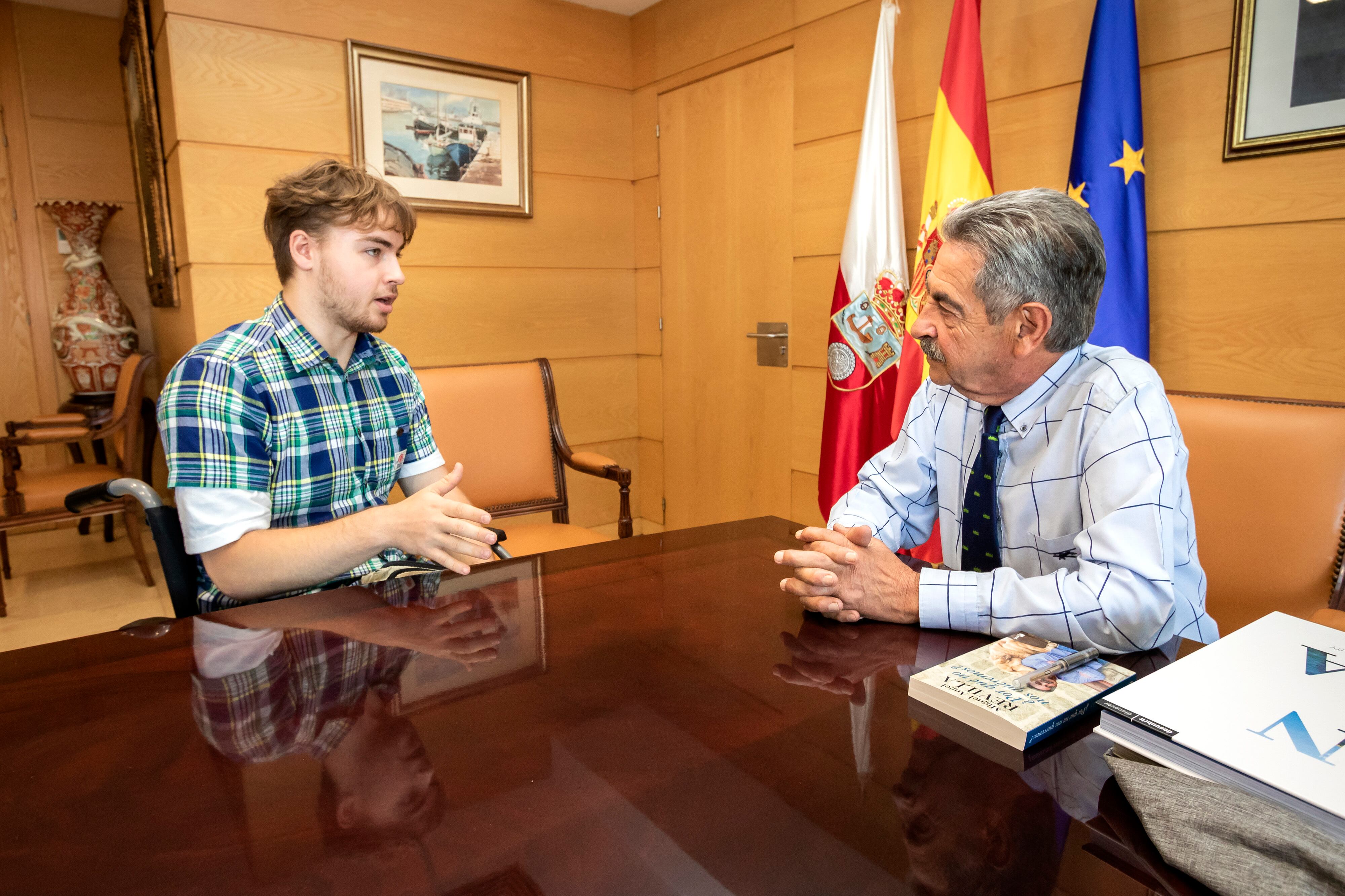 El presidente de Cantabria, Miguel Ángel Revilla, recibe a Jon Ander Gallardo.