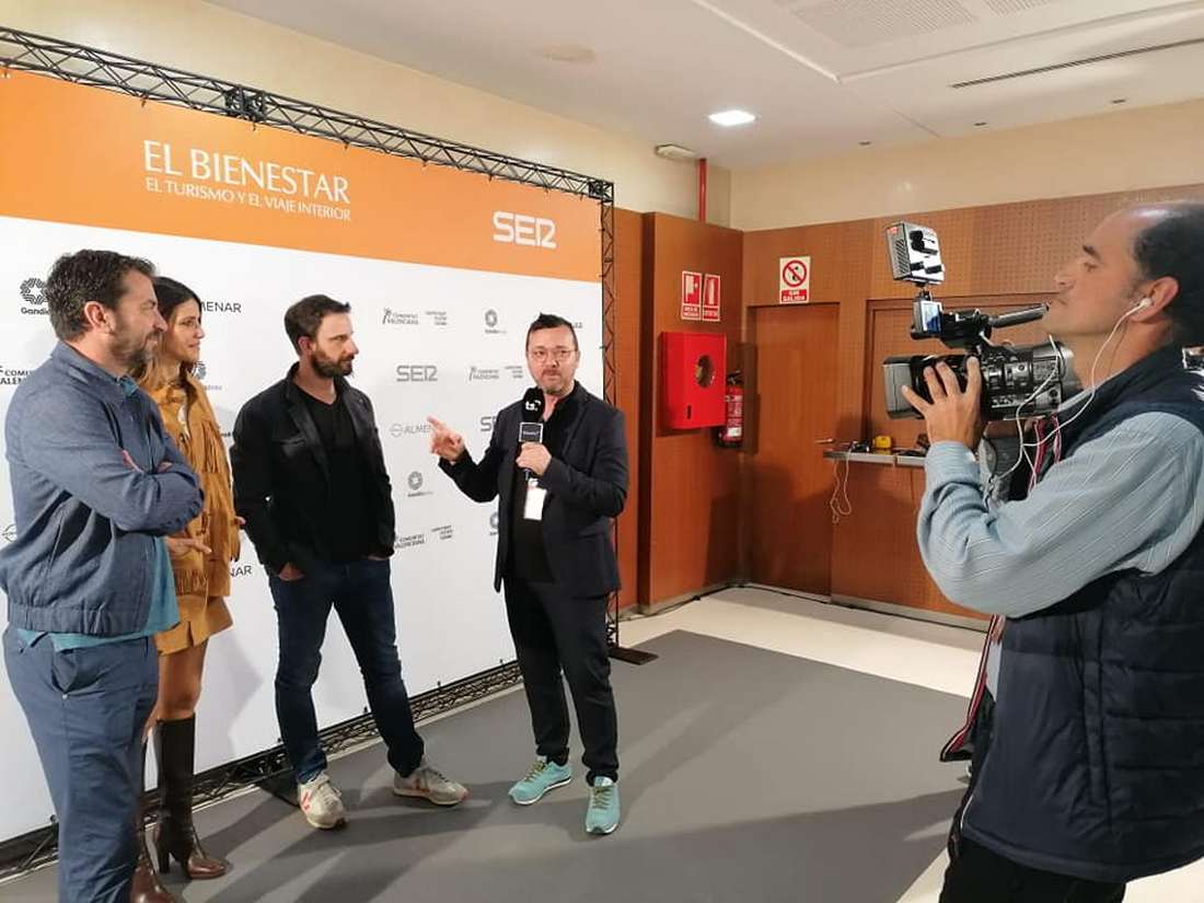 Arturo Valls, Goya Toledo y Dani Rovira junto a Daniel Ardid en en momento de la grabación del programa especial