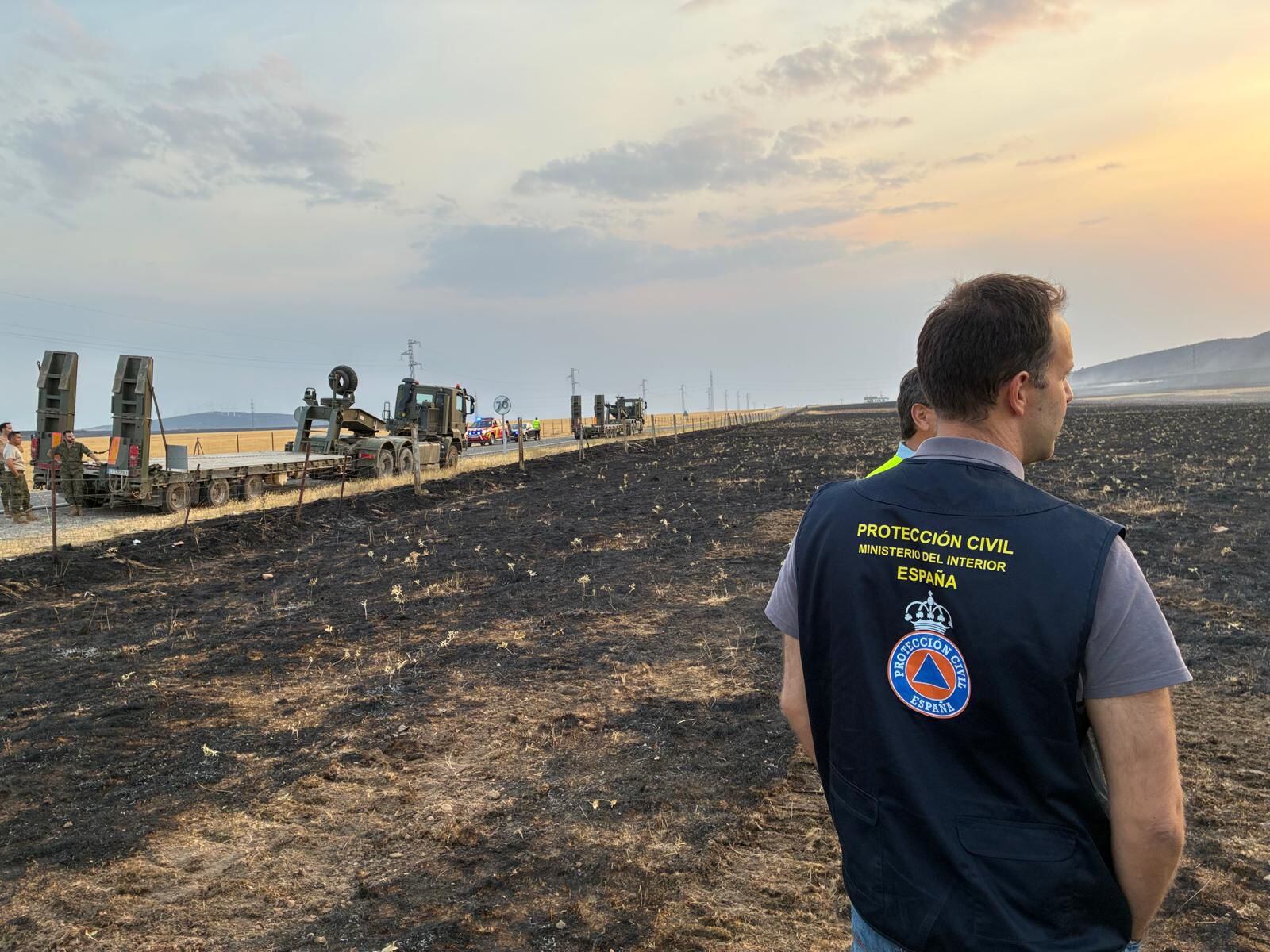 Bulldozer de defensa trabajando en el incendio de El Herradón de Pinares./Ministerio de Defensa